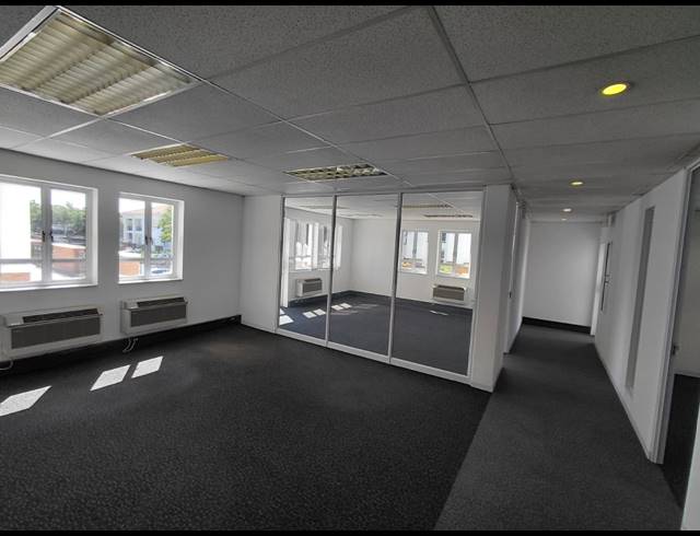 9,626M² OFFICE FOR SALE IN BRYANSTON